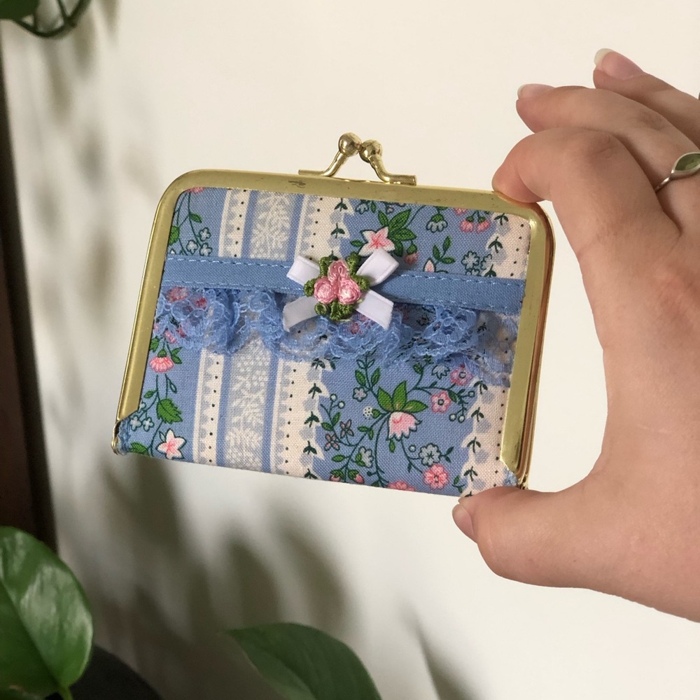 Vintage Blue Floral Kiss-Lock Travel Sewing Kit